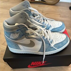 Nike Air Jordan 1 Retro High OG in Hyper Royal and White